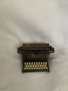 Affilamatite miniatura VINTAGE PRESSOFUSO metallo antico REMINGTON MACCHINA DA SCRIVERE - Foto 1 di 5