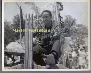 Marlon Brando playing guitar on set of The Fugitive Kind rare 1960 candid photo - Picture 1 of 2
