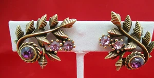 Vintage Coro Schraub Ohrringe Antik Gold Blumenfassung Lila Strass 1,25"  - Bild 1 von 3