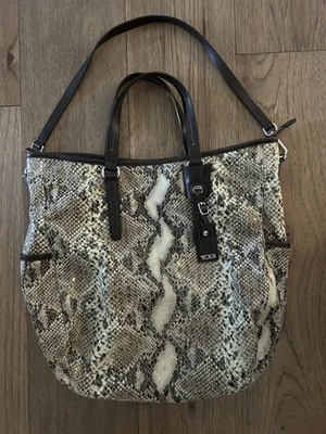 Bolso de mano grande con estampado de piel de serpiente Tumi para mujer con bolsillos laterales Foto 1 de 2