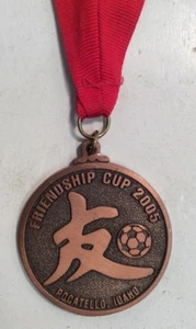 Copa de la Amistad 2005 Pocatello Idaho medalla de fútbol 2" de diámetro con cinta roja - Imagen 1 de 11