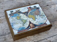 Caja de madera para hombres decorada con mapa del mundo vintage. Caja de naipes.