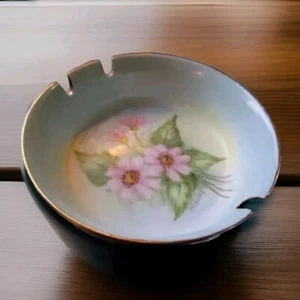 VINTAGE HANDBEMALTER PORZELLAN RUNDER ASCHENBECHER blau/rosa Blumen signiert - Bild 1 von 10