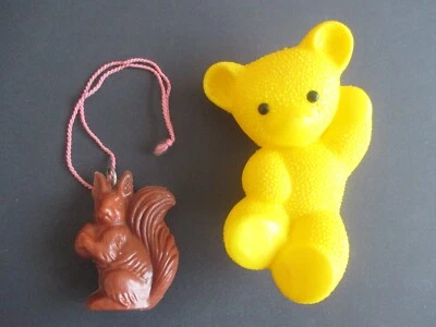 DDR-Spielzeug, 2 originale Kunststofffiguren, Teddybär (genoppt) u. Eichhörnchen - Bild 1 von 3