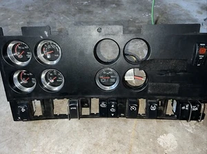 Panel de instrumentos Kenworth T660 P/N S6411961080 (usado) - Imagen 1 de 14