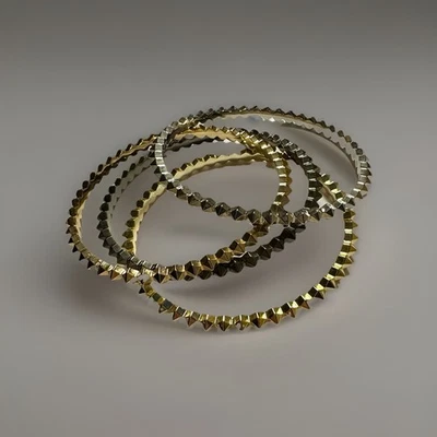 Juego de cuatro brazaletes apilables con tachuelas Kendra Scott Foto 1 de 3