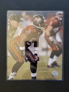 Derrick Brooks Tampa Bay Buccaneers Photo File NFL 8x10 Photo - Picture 1 of 4