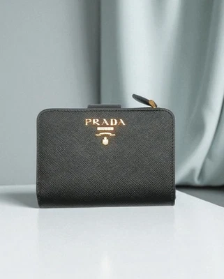 Portafoglio Prada in pelle saffiano nera con logo dorato - Immagine 1 di 4