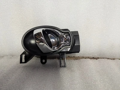 Manija puerta interior lado pasajero delantero derecho Nissan Versa Note 2015 1,6 L Foto 1 de 2