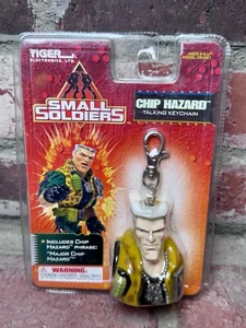 KLEINE SOLDATEN - CHIP GEFAHR SPRECHENDER SCHLÜSSELANHÄNGER - NEU IN VERPACKUNG - 1998 TIGER Elektronik - Bild 1 von 3
