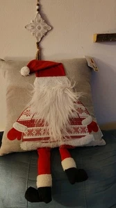 Wichtelplatz wie Zuhause Weihnachtswichtel Dekokissen mit hängenden Beinen - Bild 1 von 4