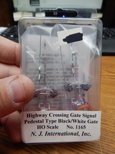 NJ INTERNATIONAL 1165 HIGHWAY CROSSING SIGNAL PEDESTAL BLACK/WHITE GATE NIP HO - Picture 1 of 2