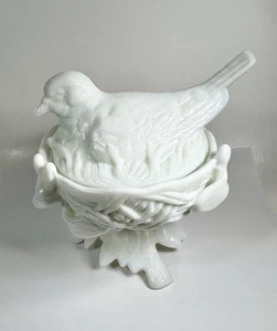 Westmoreland Milchglas Vogel auf Nest bedeckt Süßigkeitenschale Rotkehlchen Taube 6" Vintage - Bild 1 von 16