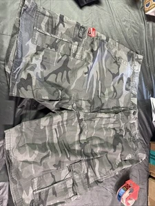 Wrangler Men’s Camo Cargo Shorts 42 New With Tags - Picture 1 of 4