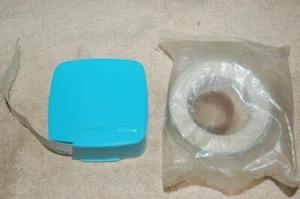 Vintage blau Tupperware Gefrierschrank Etikettenspender mit extra Rolle versiegelter Etiketten - Bild 1 von 9