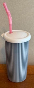 Vaso de colección Tupperware aislado 24 oz 3329A-2 con tapa y pajita - Imagen 1 de 3