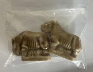 Wade Whimsies Nashorn Paar braune Keramik Figuren rote Rose Tee - Bild 1 von 3