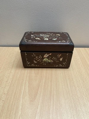 Boîte ancienne en bois avec incrustations de nacre, décor floral et papillon - Photo 1/4