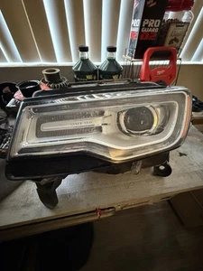 Left Driver Side Xenon HID Headlight For 2014-2021 Jeep Grand Cherokee Headlamps - Picture 1 of 4