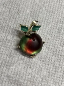 Österreichische Milchglas Pfirsich Apfel Obst Österreich Anstecknadel Brosche - Bild 1 von 5