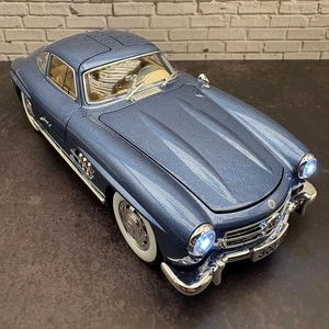1954/1957 Mercedes 300SL Gullwing - 1:24 Diecast Model - Silver Blue - Picture 1 of 13