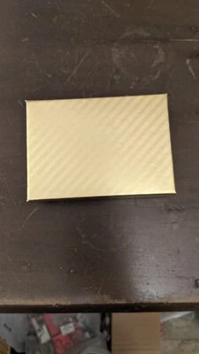 50 cajas de dulces doradas, 4,75 x 3,25.  Incluye papel de seda y paquete de silicona Stay Fresh Foto 1 de 4