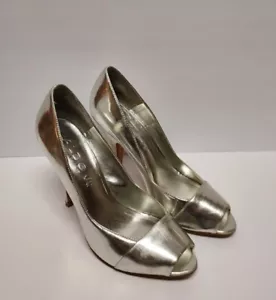 Zapatos de tacón de aguja Aldo Stessy talla 6 metálicos PLATEADOS charol espejado punta abierta - Imagen 1 de 20
