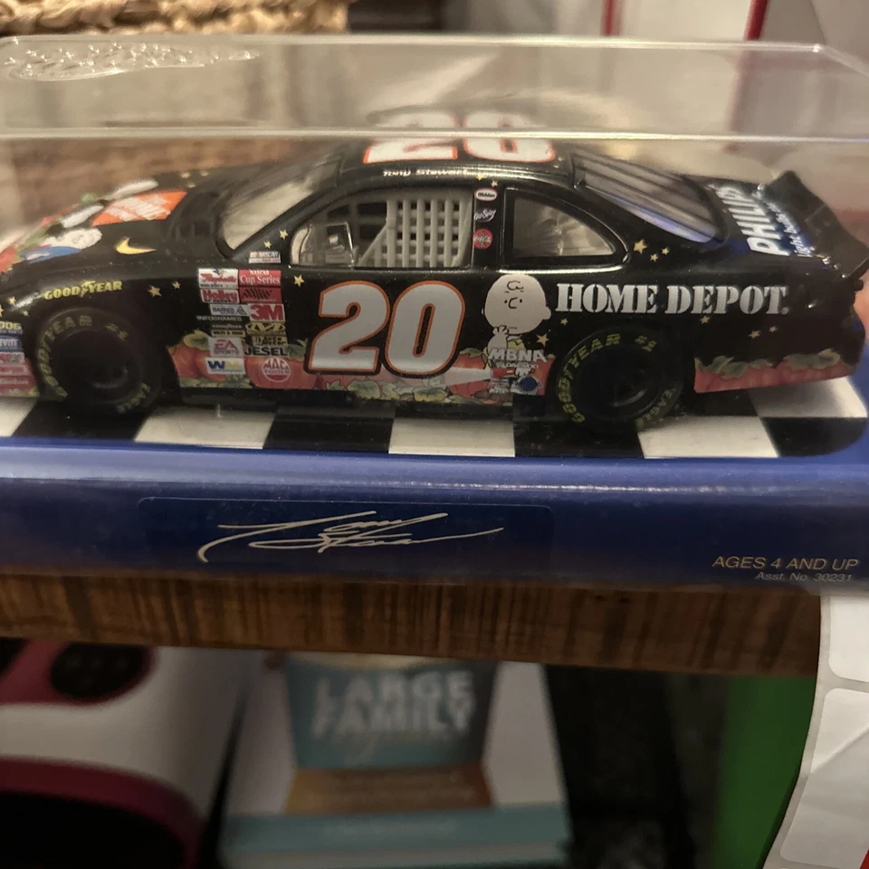 NASCAR Winner's Circle Tony Stewart #20 Charlie Brown Thanksgiving Diecast 1:24 - Imagem 1 de 1