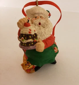 Weihnachtsmann mit Dessert und Kätzchen Ornament, 1994 Resin, - Bild 1 von 3