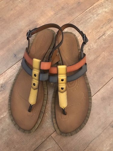 Sandali Clarks gialli arancioni blu con cinturino 10 M nuovi senza etichette