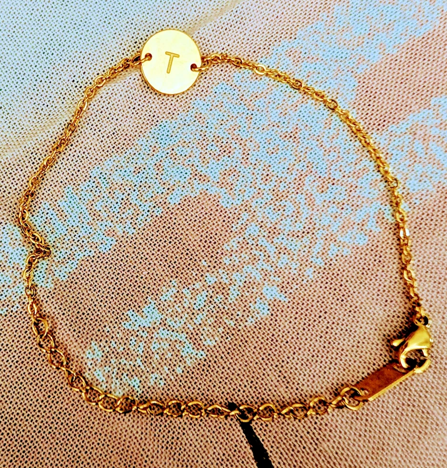 Pulsera inicial "T" chapada en oro de 18 quilates con dije de letras personalizadas Foto 1 de 1
