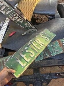 Vintage geprägtes Porzellan Straßennamenschild im Ruhestand Lester Street 24”x6” - Bild 1 von 5