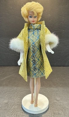 Abrigo dorado vintage Barbie clon Peggy Ann & Shillman con puños y vestido de visón blanco Foto 1 de 4