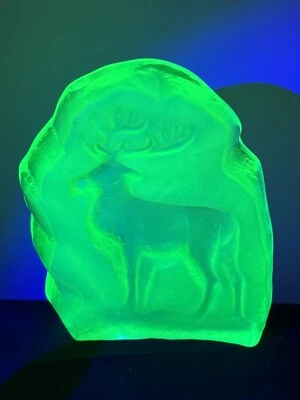 Escultura de iceberg de ciervo de vidrio de uranio Foto 1 de 4