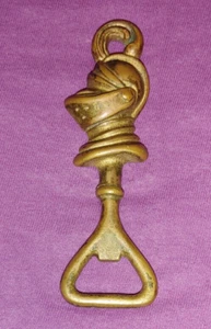 ARMADURA CABALLERO - Abrebotellas Años 60 - Latón Fundido - VINTAGE - Imagen 1 de 2