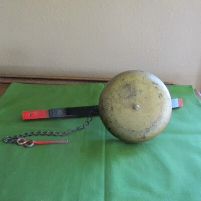VINTAGE DINNER BELL WITH STRIKER - WALL OR POST MOUNT - Image 1 of 3