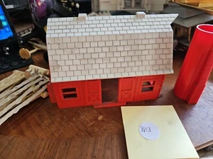 O SCALE BARN WITH SILO AND FENCING, SEE PHOTOS - Picture 1 of 7