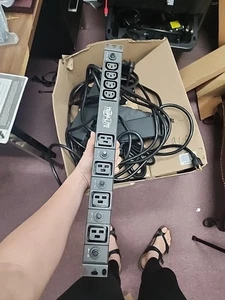 Tripp Lite PDU 1230 PDU Basic 208V 240V 30A 20 prises montage en rack - Photo 1/1