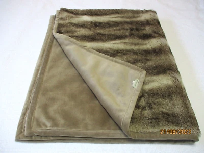 Manta gruesa de piel sintética Pottery Barn Foto 1 de 4