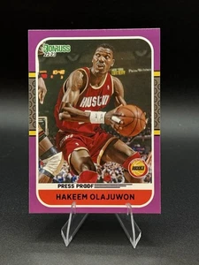 2022-23 Panini Donruss - Retro Series Hakeem Olajuwon #14 Press Proof Viola ST3 - Foto 1 di 6