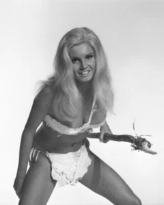 Victoria Vetri Cuando los Dinosaurios Gobernaban la Tierra Tetona Pierna Cavegirl Martillo Foto 8x10 - Imagen 1 de 1