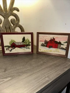 Menge 2 Vintage Nadelspitze Kreuzstich gerahmt rot Scheune Cottagecore Handarbeit - Bild 1 von 6