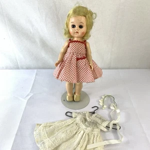 Muñeca caminante de pierna recta de 8-1/2" vintage años 50 sin marca con trajes - Imagen 1 de 15