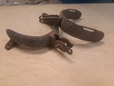 一对生锈的旧铸铁古董墨西哥西部靴马刺无点皮革 — 第 1/4 张图片