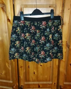 Size 12 Shorts Floral Oasis - Picture 1 of 6