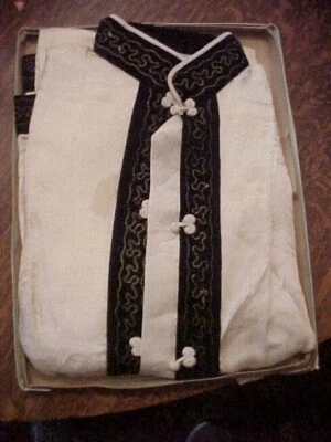 PIJAMA DE SEDA 2 PIEZAS, DAIWA, blanco roto con borde negro SIN USAR Foto 1 de 4