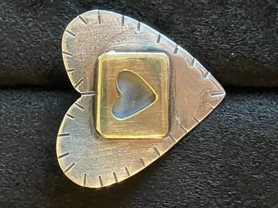 DE COLECCIÓN BROCHE CORAZÓN PLATA ESTERLINA (PROBADO) LETRERO LATÓN METAL MIXTO Foto 1 de 4