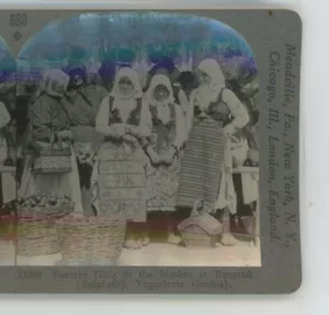 Chicas campesinas en el mercado en Beograd Yugoslavia Keystone Stereoview - Imagen 1 de 2