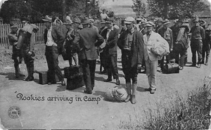 DE COLECCIÓN NOVATOS DE LA PRIMERA GUERRA MUNDIAL LLEGAN CAMPAMENTO DEL EJÉRCITO KAVANAUGH PRIMERA GUERRA MUNDIAL POSTAL FP 102722 R - Imagen 1 de 2