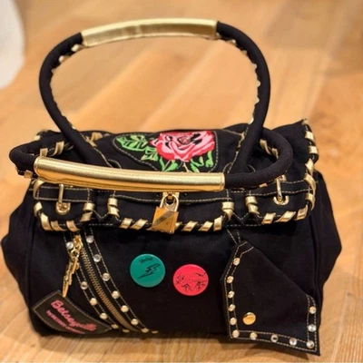 Cartera de hombro Betsey Johnson Betseybille de lona negra con bordado floral Foto 1 de 4